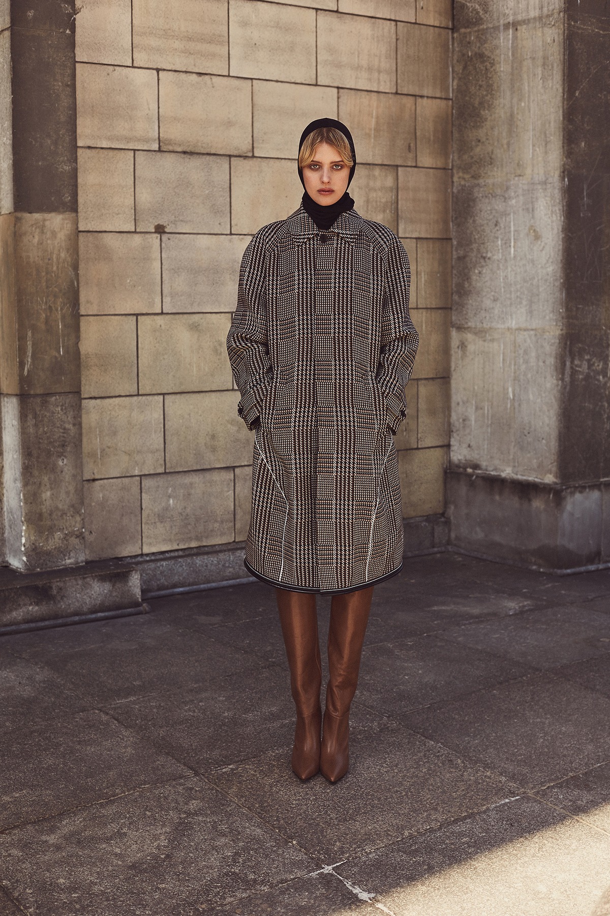 Шаль Versace, пальто Balenciaga, ботинки Isabel Marant