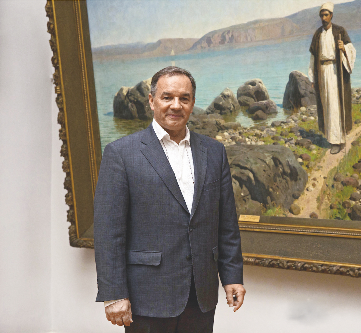 Мишель Терещенко в выставочном зале Киевского Национального музея русского искусства рядом с последним полотном, приобретенным его семьей