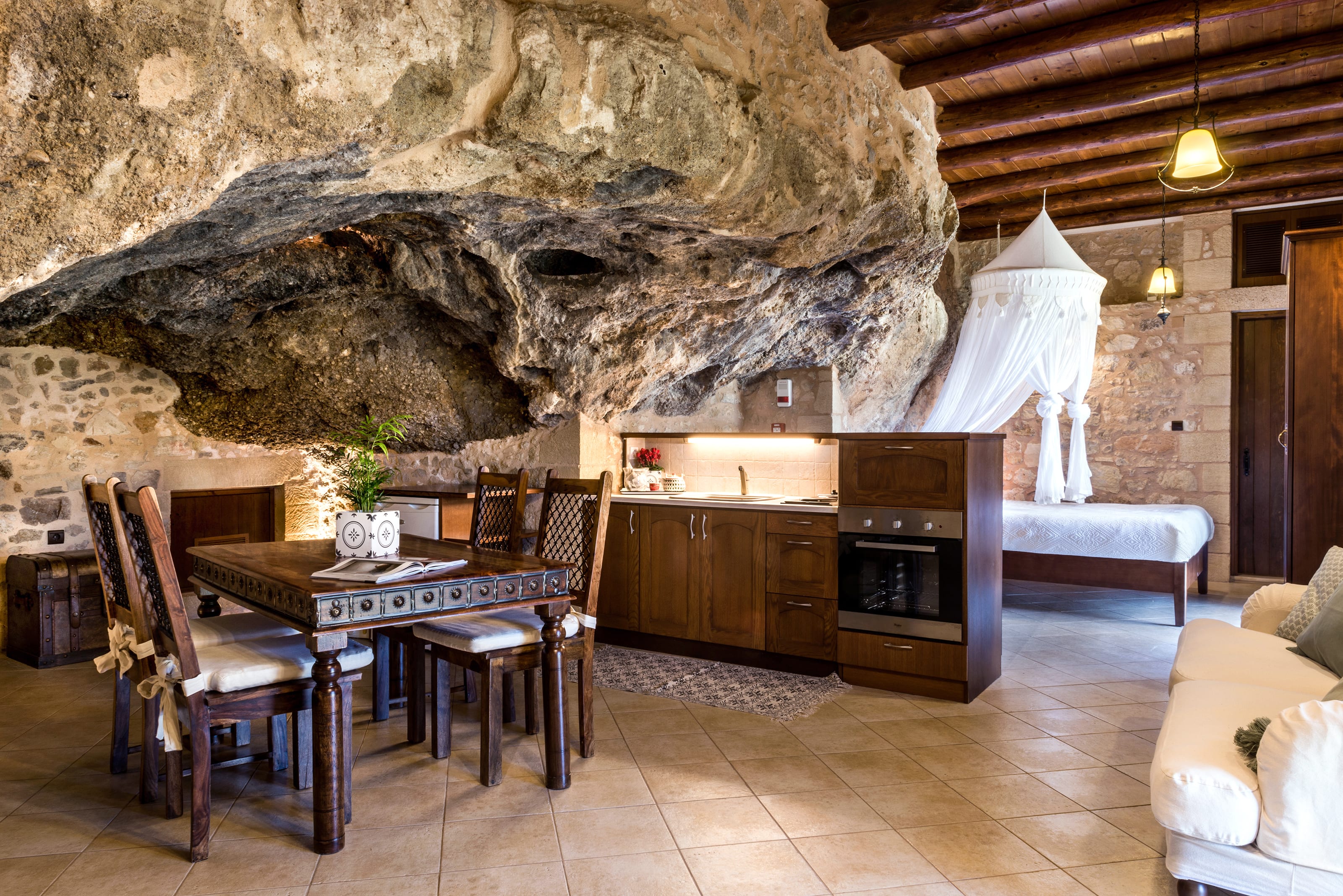 Cave home. Cave House в Испании. Анджело Мастропьетро. Дом в пещере. Жилье в пещере.