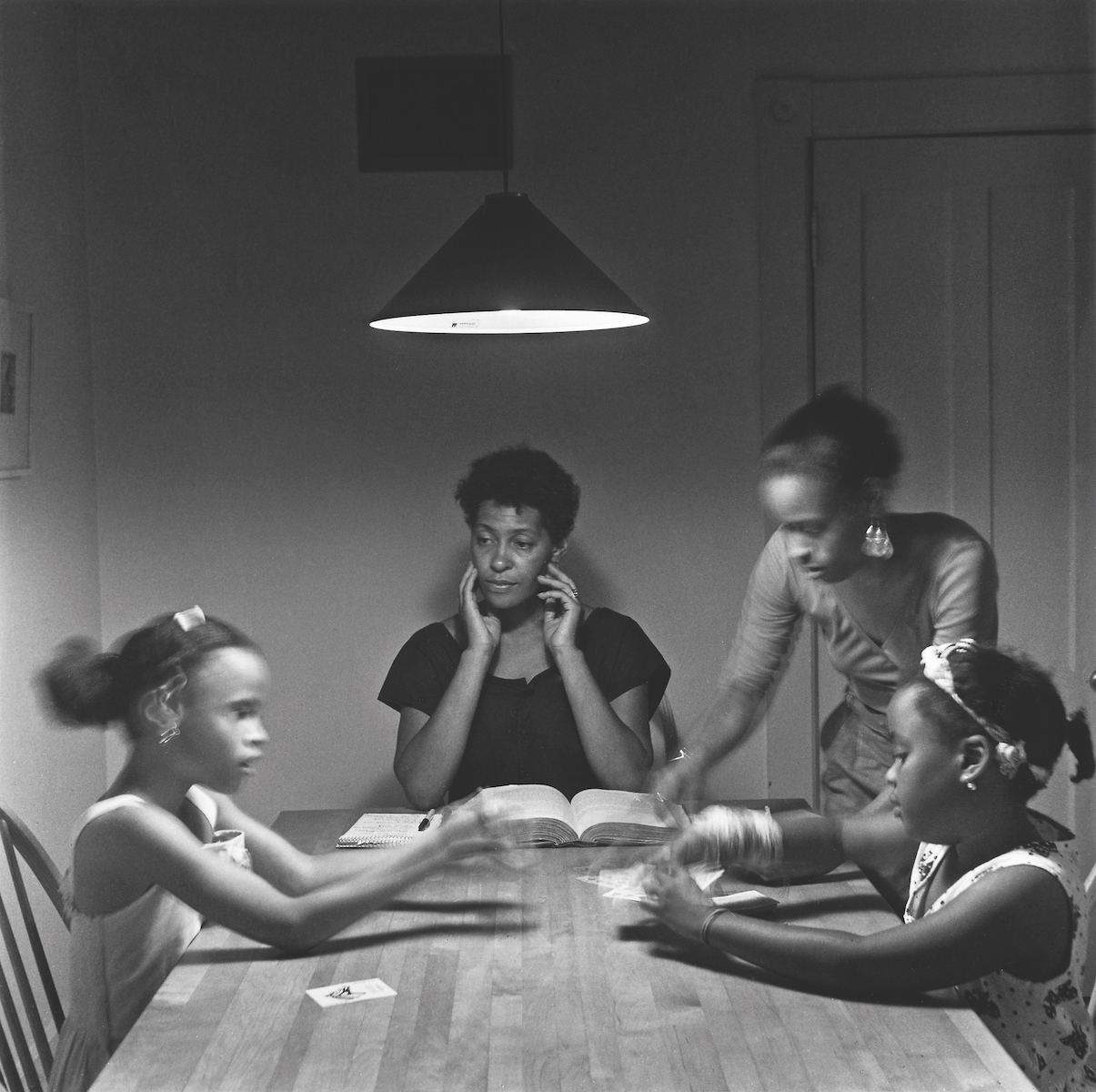 «Без названия» (женщина и дочь с детьми из серии «Кухонный стол»), 1990 г., Кэрри Мэй Уимс