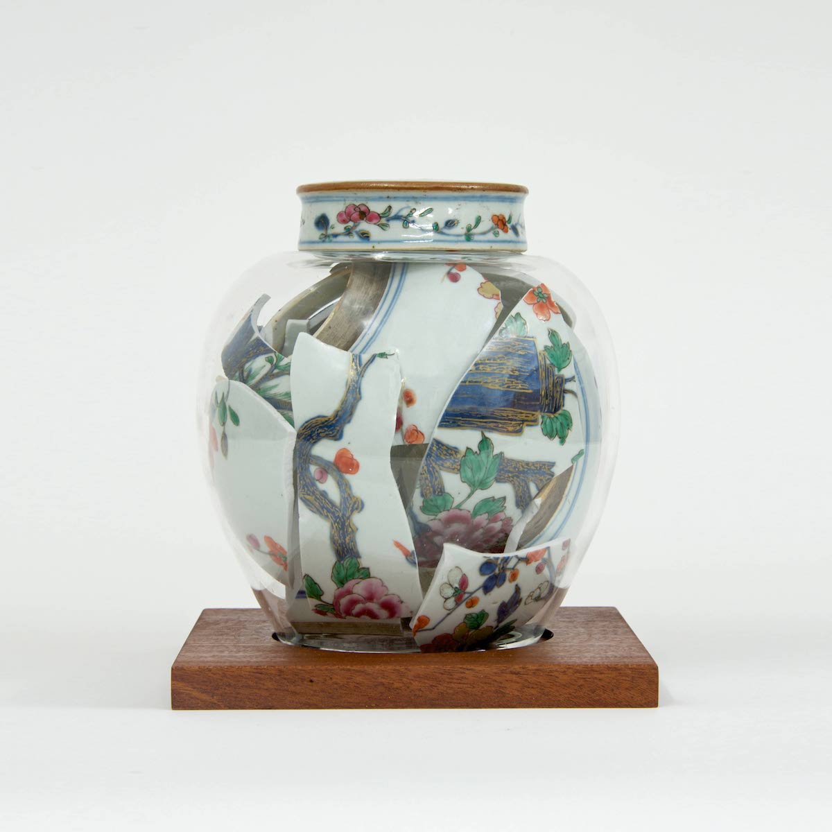 Инсталляция Memory Vessel X, стеклянный сосуд с остатками китайской фарфоровой вазы XVIII века