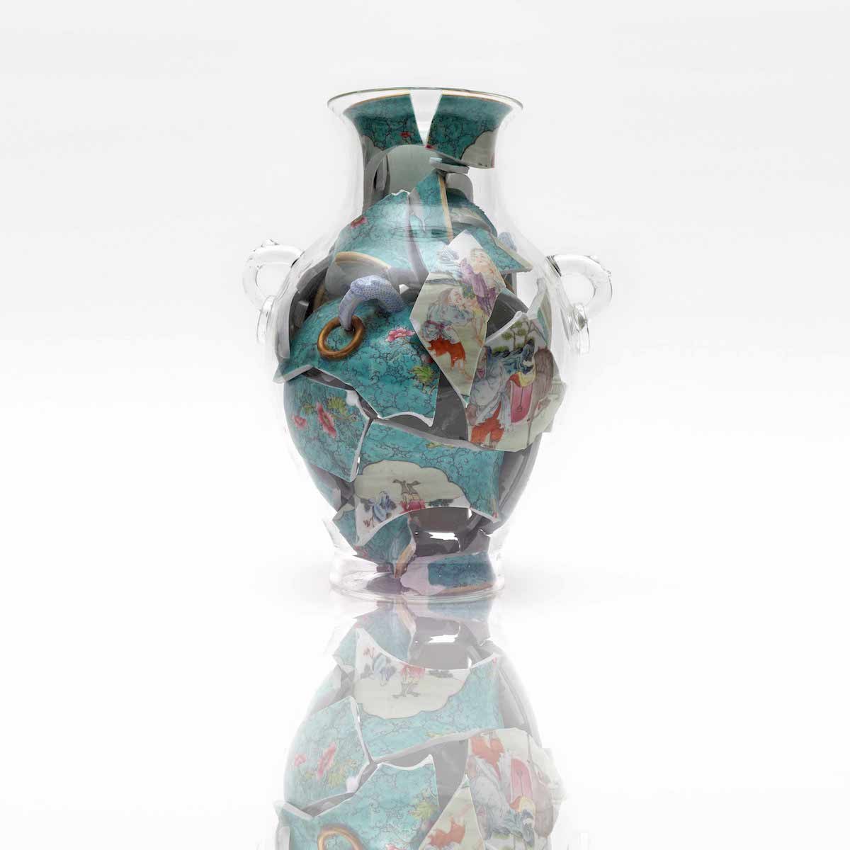 Инсталляция Memory Vessel XLIX, стеклянный сосуд с остатками китайской фарфоровой вазы династии Цин