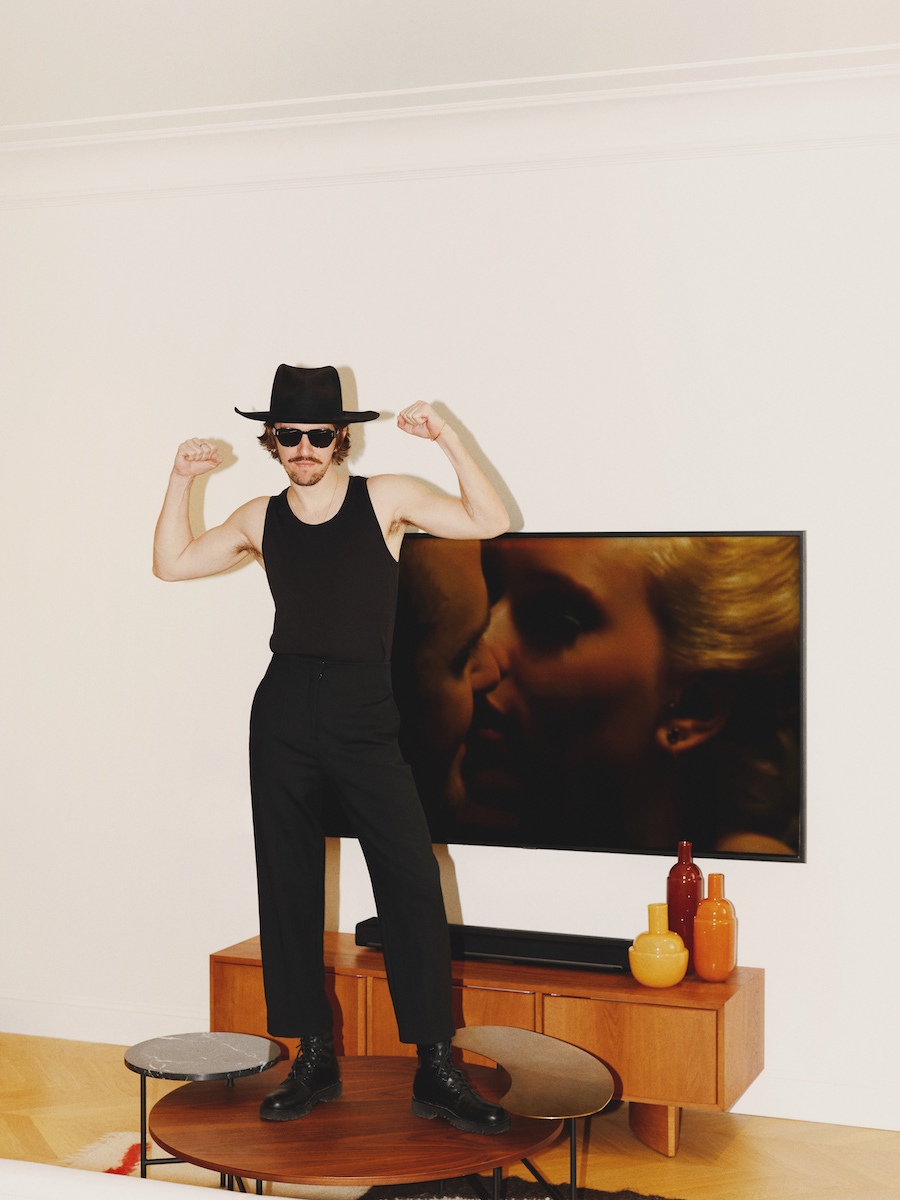 Шляпа Ruslan Baginskiy, солнцезащитные очки Dior, ботинки Valentino, майка и брюки — винтаж 