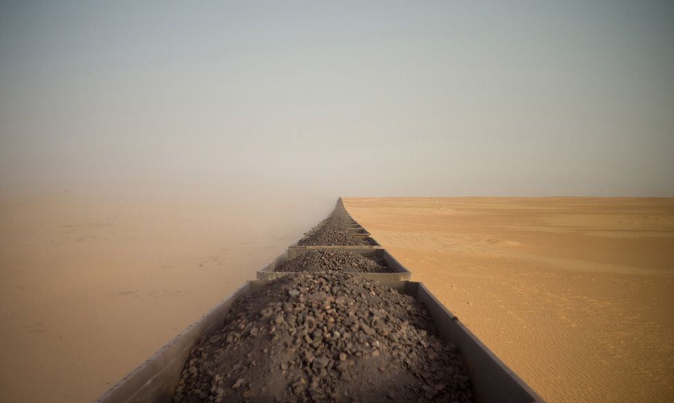 Грузовой поезд перевозит железную руду в Мавритании