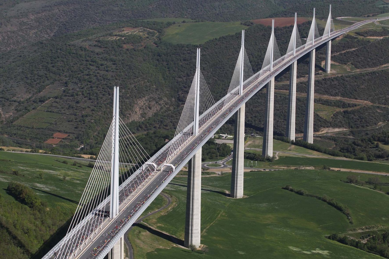 Один з найвищих мостів у світі Віадук Мійо у Франції