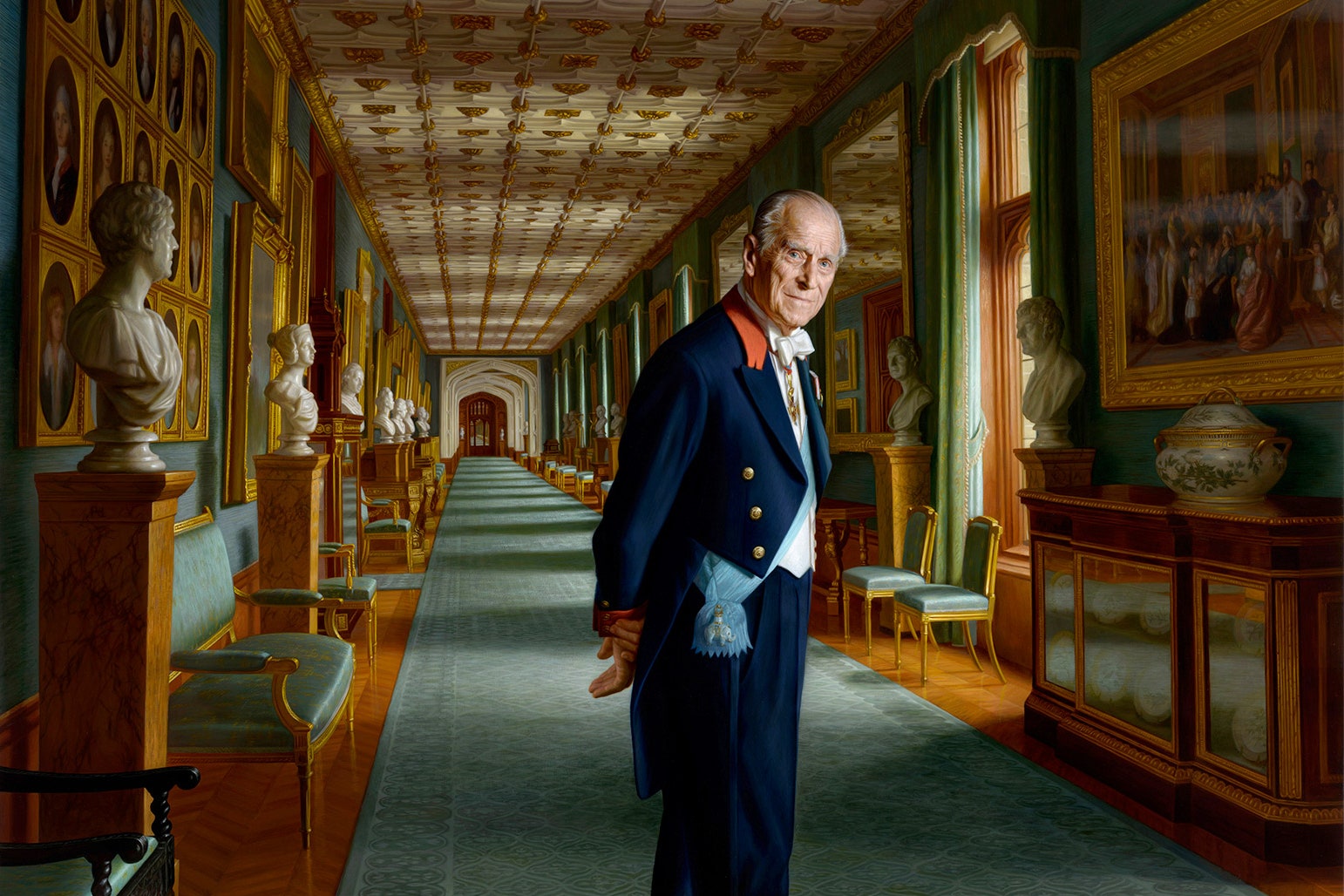 Останній офіційний портрет принца Пилипа, герцога Едінбурзького. Принц стоїть у великому коридорі Віндзорського замку. Художник Ральф Хейманс, 2018 рік
