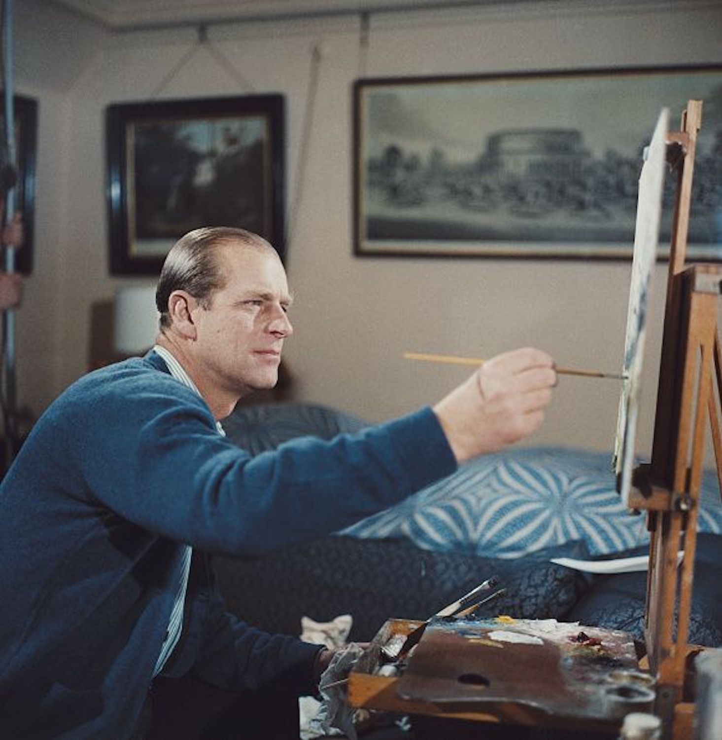 1969 рік, телевізійний документальний фільм «Королівська сім'я», принц Філіп займається живописом