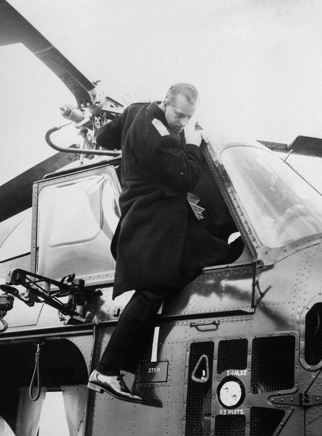 1956, принц Філіп виходить з вертольота, який летів з території Букінгемського палацу в Лондоні на палубу австралійського авіаносця Мельбурн в Портсмуті