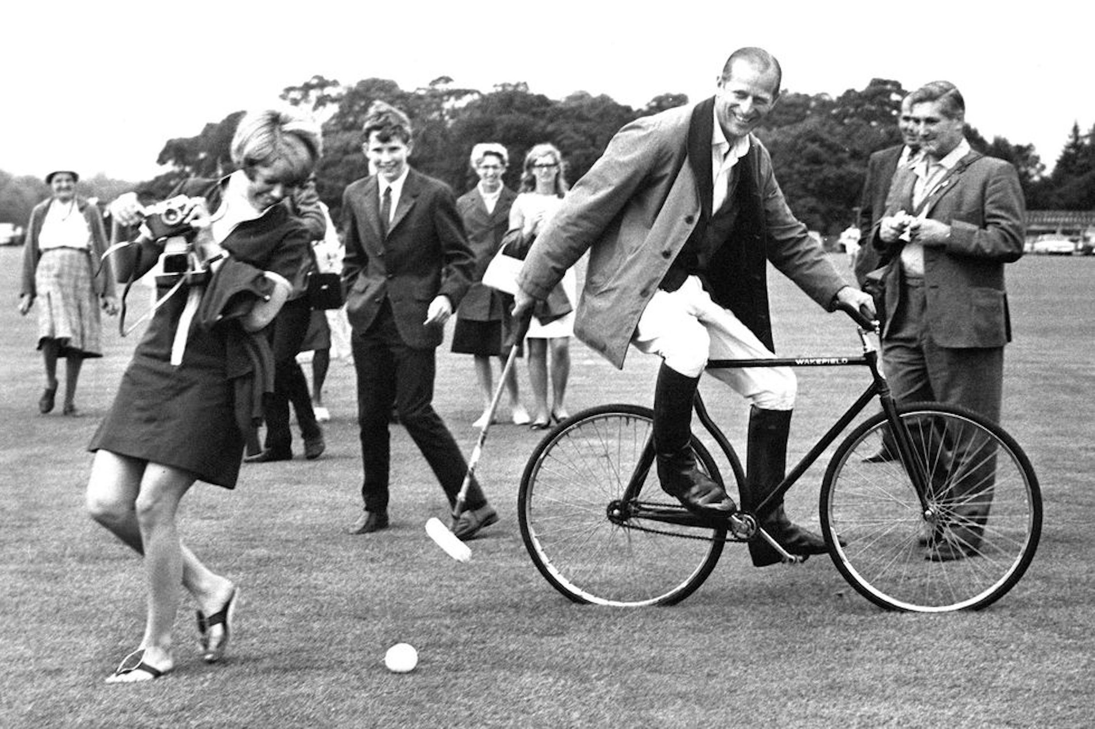 1964 рік Філіп за грою в велосипедне поло