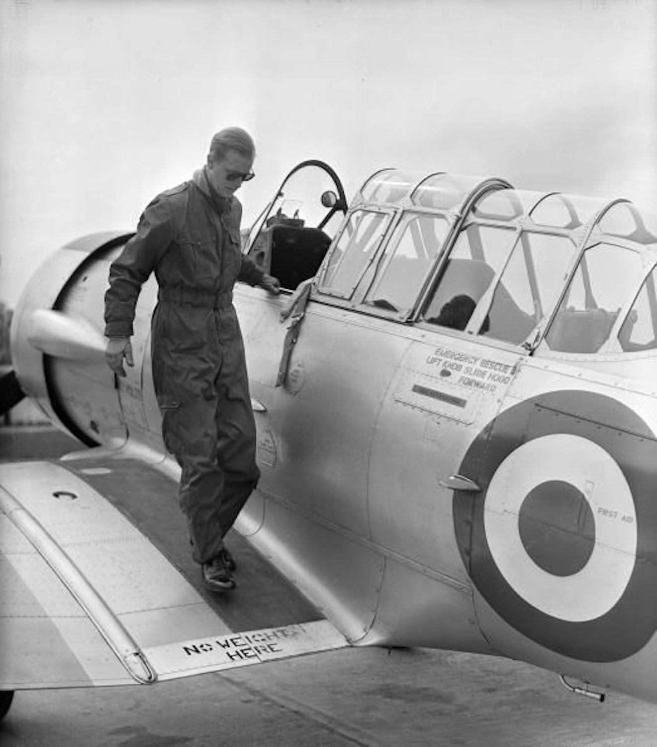 1953, принц Філіп виходить з літака після польоту