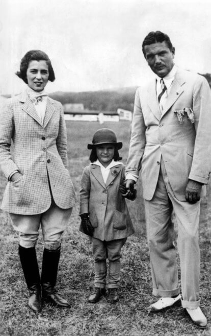 Жаклин с родителями на конном шоу, 1934