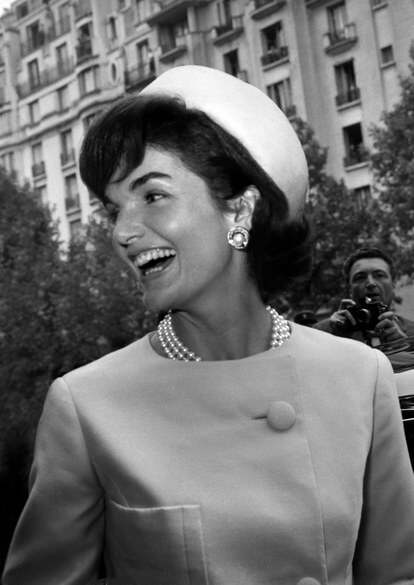 Жаклин в шляпе-таблетке Роя Холстона, Париж, 1961