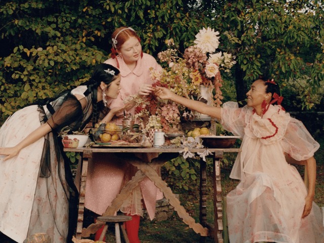 Актриса Дейзи Эдгар-Джонс и модель Адвоа Абоа снялись в лукбуке Simone Rocha x H&M