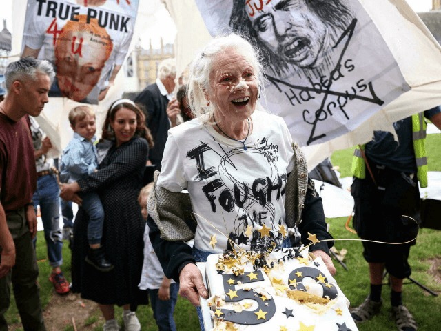 Вивьен Вествуд размазала по лицу торт в честь 50-летия Джулиана Ассанжа