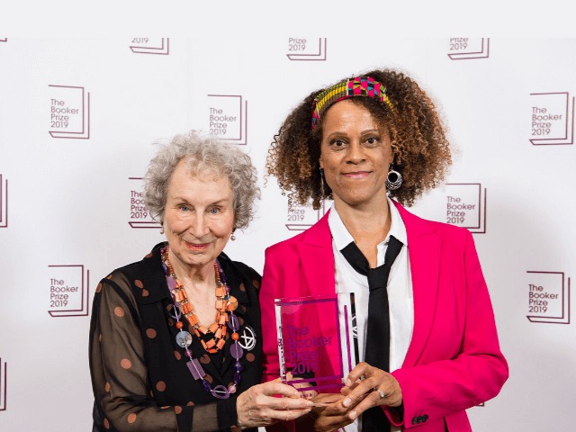 Впервые за 27 лет лауреатами Букеровской премии стали сразу две писательницы