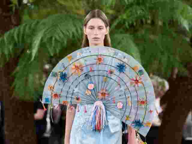Плісировані сукні, флористична вишивка та сумка-кактус у колекції Dior Haute Couture fall-winter — 2026/27