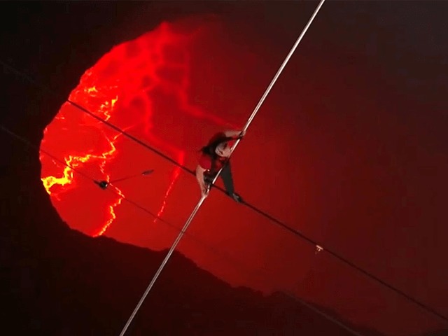 Видео дня: Американец прогулялся по канату над кратером активного вулкана