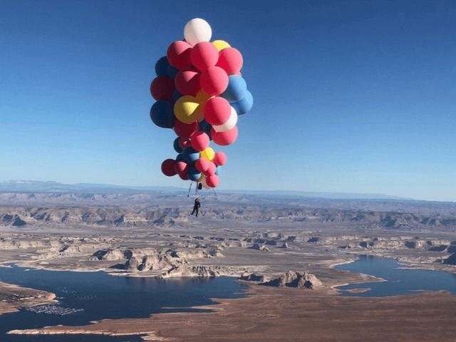 Видео дня: Иллюзионист Дэвид Блейн поднялся на высоту 7300 метров на воздушных шарах