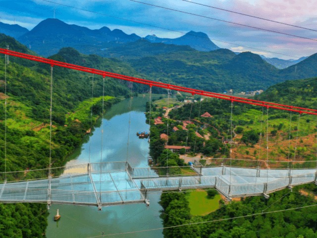 В Китае открыли самый длинный стеклянный подвесной мост в мире