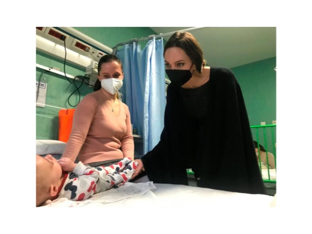 Анджеліна Джолі навідала українського хлопчика, який лікується від раку в Італії