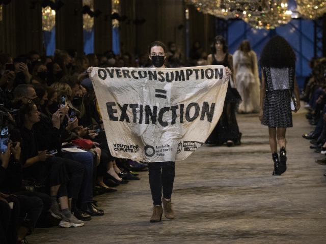 Потребление = вымирание: Экоактивистка пыталась сорвать показ Louis Vuitton