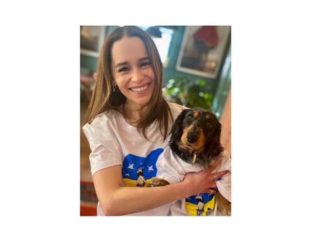 Акторка Емілія Кларк створила дроп футболок, аби зібрати кошти на допомогу Україні 