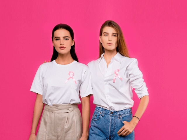 Модели Наталья Гоций и Анна Андрес призывают женщин принять участие во флешмобе #розовый_октябрь