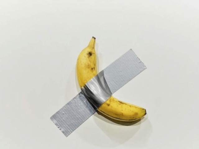 Работу художника Каттелана, банан, приклеенный скотчем к стене, продали за $ 120 тысяч