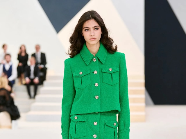 Chanel повертає зелений у моду на показі кутюрної колекції осінь — 2022