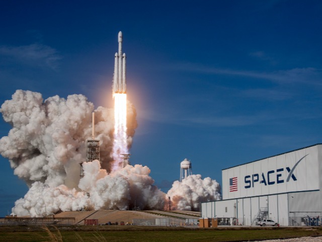 SpaceX впервые отправит туристов в открытый космос. Экипаж преодолеет рекордное расстояние