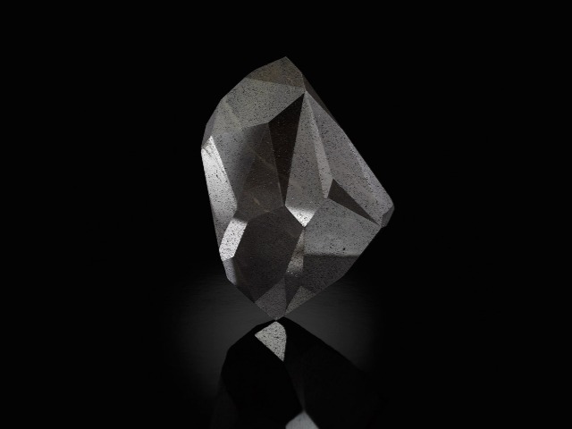 На аукционе продадут самый крупный в мире натуральный бриллиант — "Энигма". Его вес — больше 555 карат
