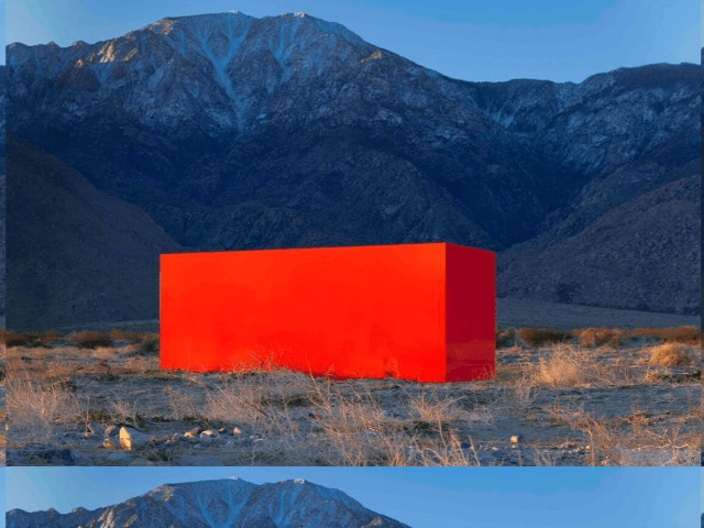 Художник Стерлинг Руби установил оранжевый прямоугольник в пустыне