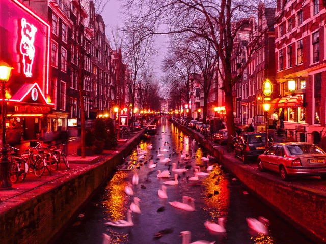 В Амстердаме переименуют "квартал красных фонарей"