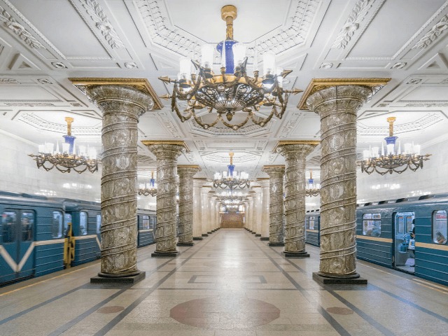 Что внутри: Альбом фотографий "Станции советского метро"