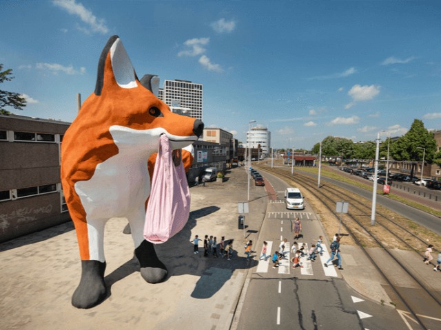 В Роттердаме установили статую гигантской лисы с пластиковым пакетом в пасти