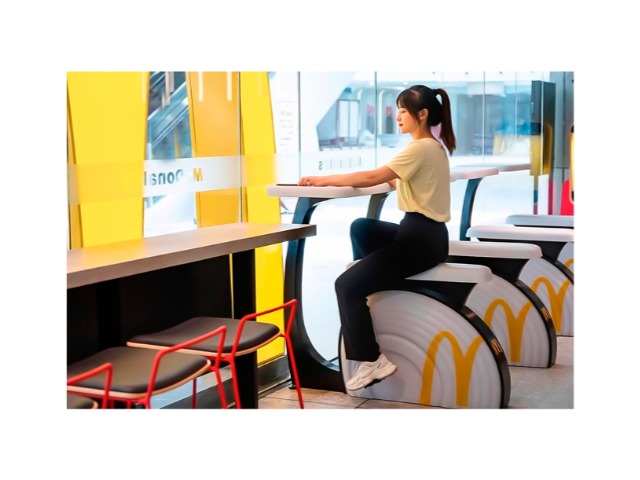 Ешьте и сжигайте калории одновременно: В китайском McDonald's установили велотренажеры 