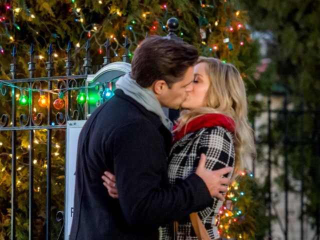 Как появилась традиция целоваться в новогоднюю ночь