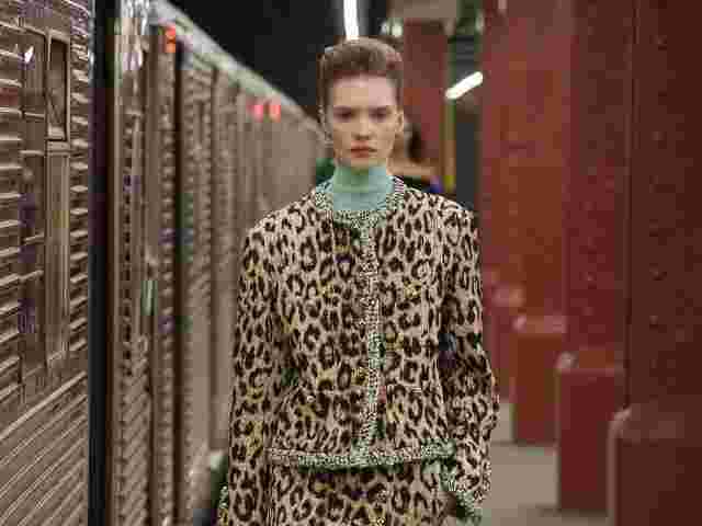 В очікуванні потягу метро: Матьє Блазі для Chanel Métiers d’Art — 2026