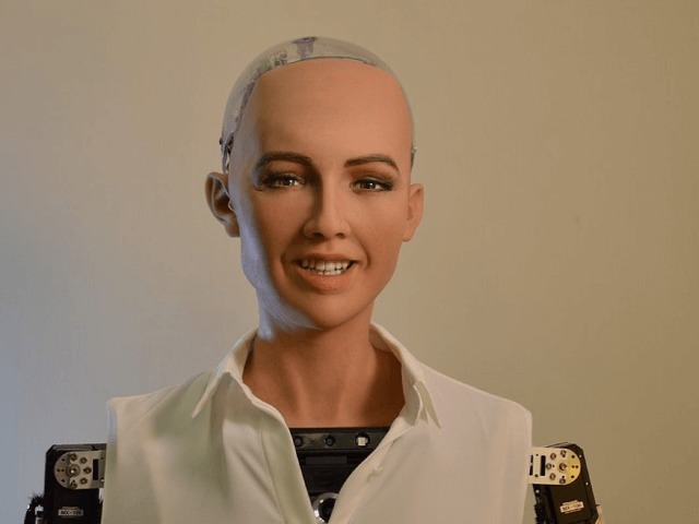 Разработчики хотят создать тысячи роботов, подобных Софии 