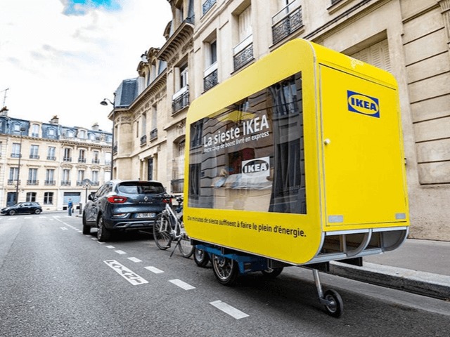IKEA поставили вагончики по всему Парижу. В них можно вздремнуть посреди рабочего дня