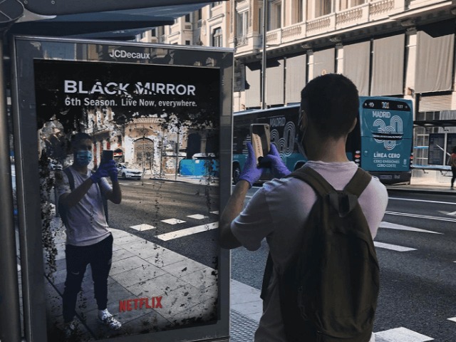 "Черное зеркало" vs реальность: В Мадриде развесили рекламу 6-го сезона сериала Netflix 