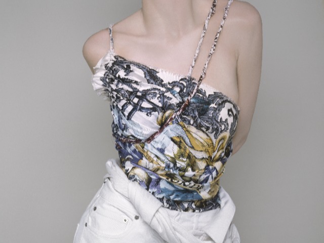 Бриджит Нидермайер примеряет шелковые платки на античные скульптуры в съемке Dior
