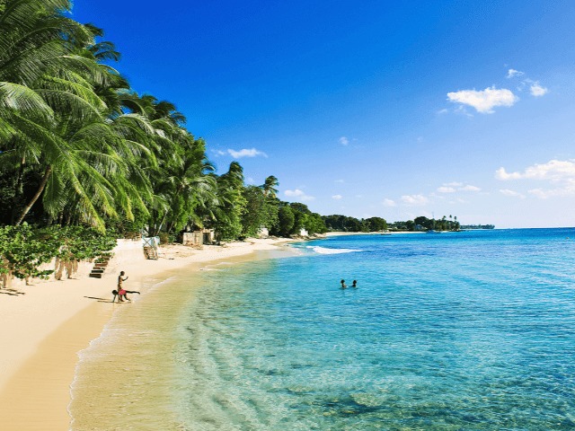 На Барбадосе введут годовую визу для туристов, которые работают удаленно