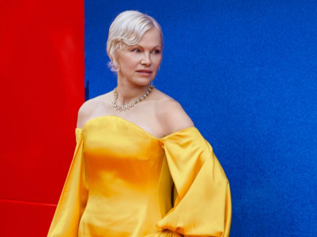 Ексклюзивні кадри від Романа Горбуна: Памела Андерсон в образі від Carolina Herrera на 83-му Венеційському кінофестивалі