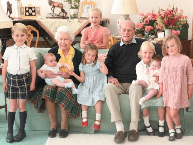 Королевская семья поделилась редкими семейными фото принца Филиппа