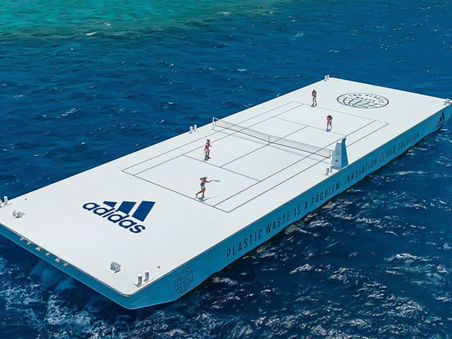 Теннисный корт Adidas плавает по Большому Барьерному рифу. Зачем?