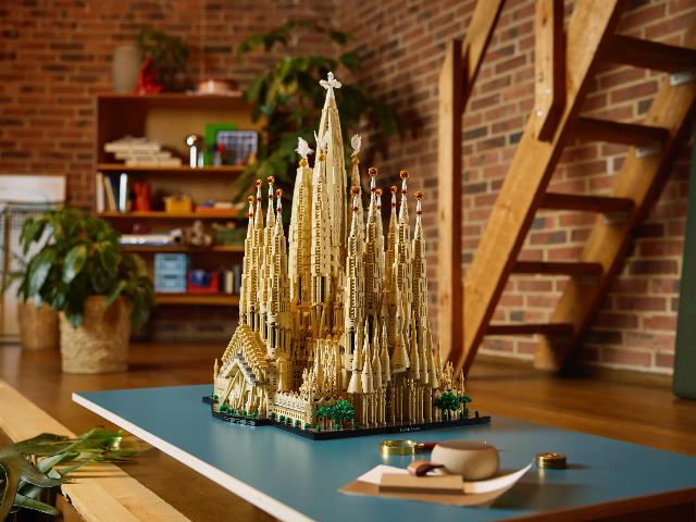 LEGO створили найбільший набір у своїй історії — легендарну Sagrada Familia у Барселоні