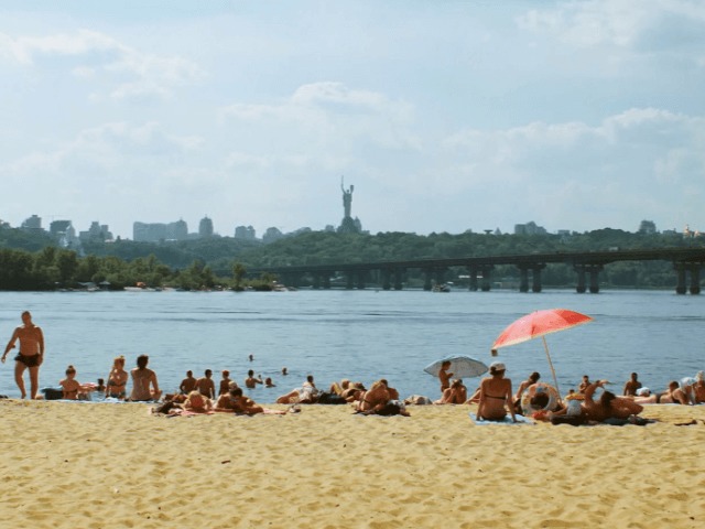 Смотрите: Киевляне отдыхают на пляжах столицы в короткометражке Beaches of Kyiv