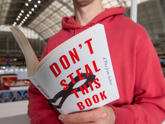 Світові письменники випустили «порожню книгу» на знак протесту проти використання їхніх творів для навчання ШІ