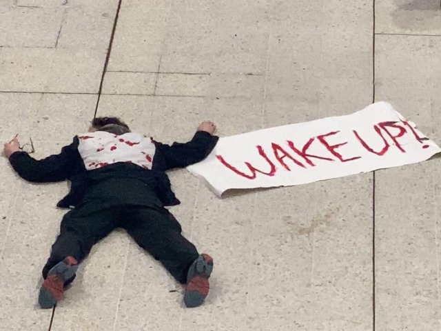 «Світ, прокидайся!»: Митець вдав вбитого українця на вокзалі в Лондоні